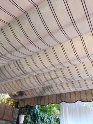 Toldo de pérgola a rayas beige y granate