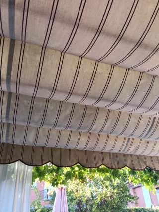 Toldo de pérgola a rayas beige y granate