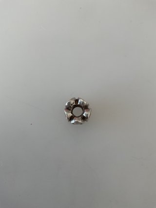Abalorio Pandora con piedras crema