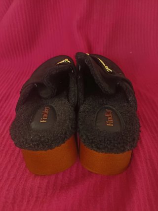 Zuecos Findlay negros y marrones