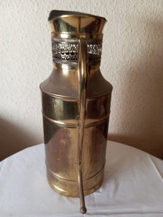 Cántaro de latón antiguo