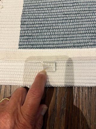 Alfombra pie de cama de algodón azul y blanco.