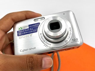 Cámara Sony Cyber-shot 12.1 MP Plata