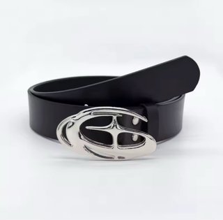 Cinturón negro con hebilla metálica logo