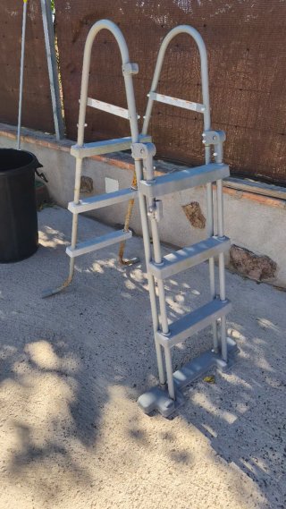 Escalera piscina metal y plástico gris
