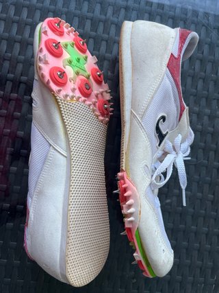 Zapatillas atletismo pista rojas y blancas
