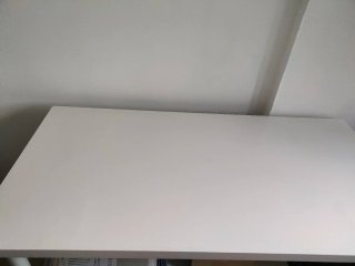 Mesa de escritorio blanca con patas