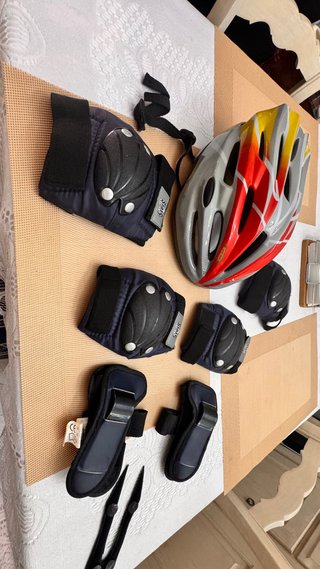 Casco y protecciones infantiles