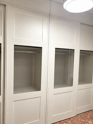 Armario empotrado beige con puertas de cristal