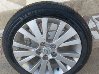 Rueda y tapizado de maletero