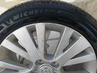 Rueda y tapizado de maletero
