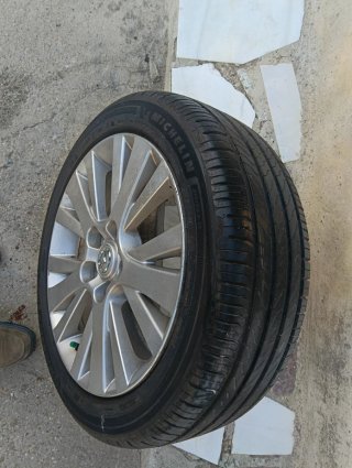 Rueda y tapizado de maletero