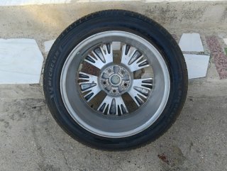 Rueda y tapizado de maletero