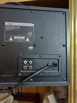 Altavoces Akai Negros y Marrones