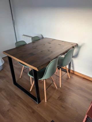 Conjunto mesas estilo industrial, sin las sillas.