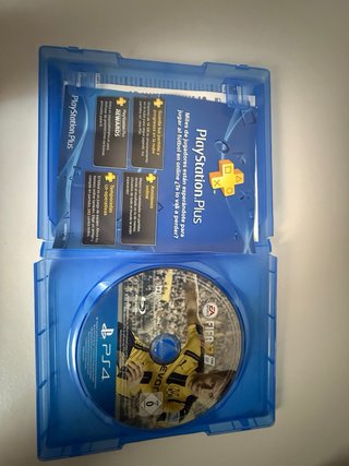 PS4 Slim Negra + FIFA 17 + Minecraft