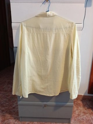 Blusa amarilla de manga larga