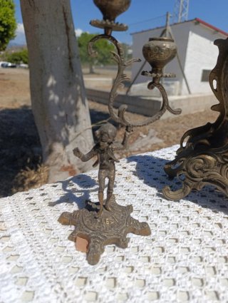 Conjunto de bronce: reloj y candelabros
