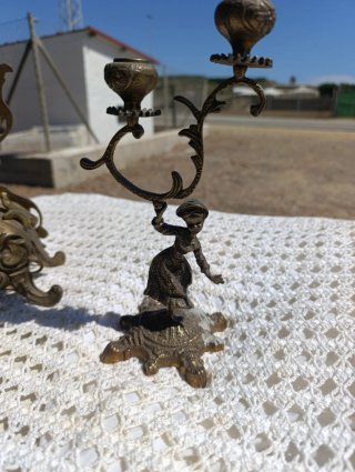 Conjunto de bronce: reloj y candelabros