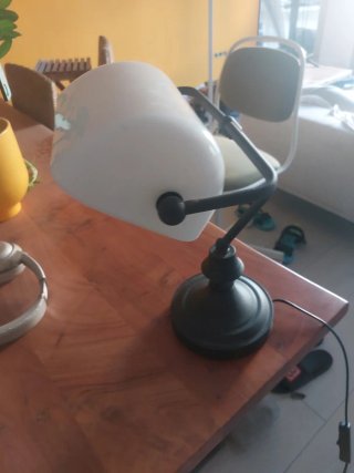 Lámpara de notario negro y pantalla blanca