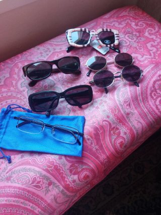 Lote de gafas de sol y fundas