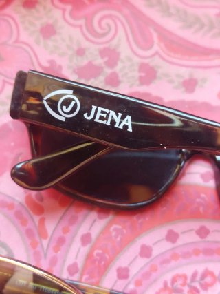 Lote de gafas de sol y fundas