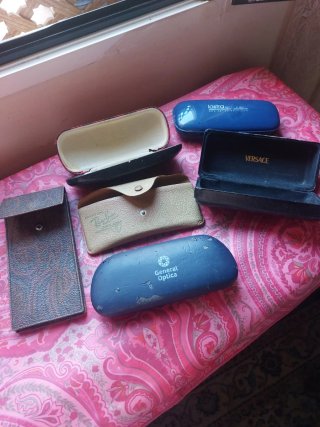 Lote de gafas de sol y fundas