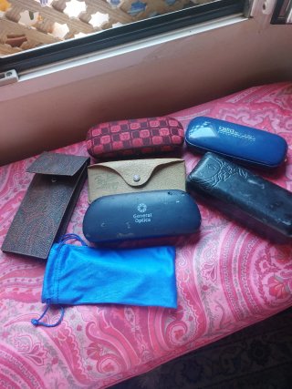 Lote de gafas de sol y fundas