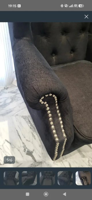 Sillón de tela negro con detalles plateados