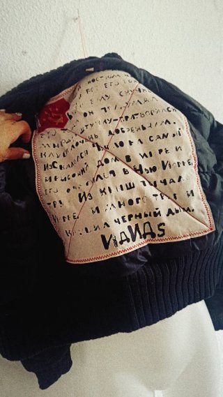 Chaqueta Bomber Negra con Diseños