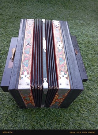 Acordeón antiguo siglo XIX