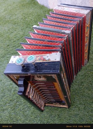 Acordeón antiguo siglo XIX