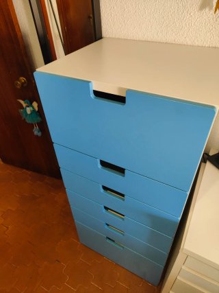 Cajonera azul Ikea. Modelo Stuva.