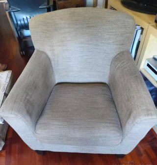 Sillón de tela marrón