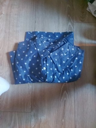 Camisa azul con lunares blancos