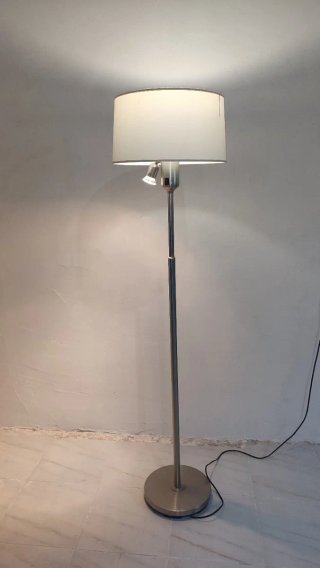 Lampada da terra moderna argentata e bianca