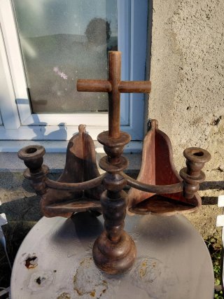 Candelabro de madera con esquineras