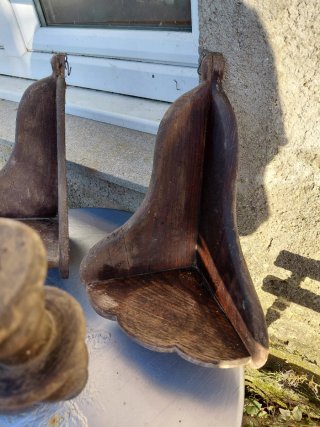 Candelabro de madera con esquineras