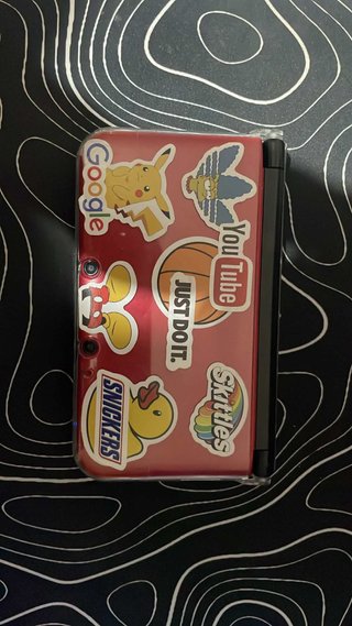 Nintendo 3DS XL Rossa con adesivi