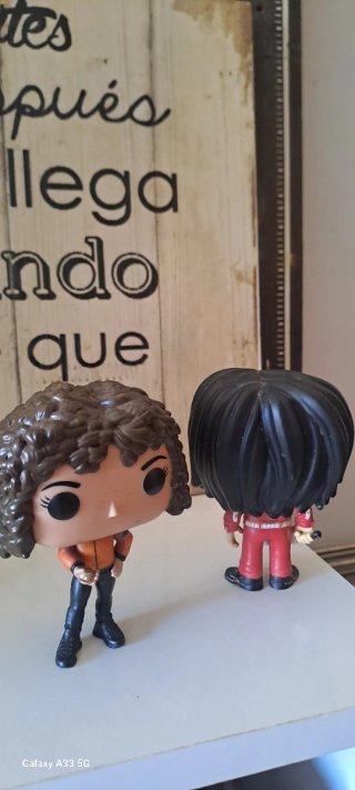 2 muñecos Funko Pop y 1 majin boo y 1 Vegeta