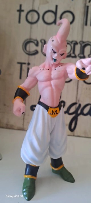 2 muñecos Funko Pop y 1 majin boo y 1 Vegeta