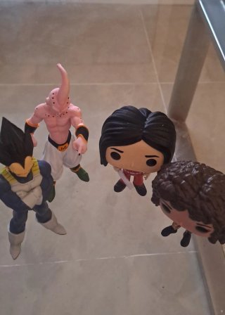 2 muñecos Funko Pop y 1 majin boo y 1 Vegeta