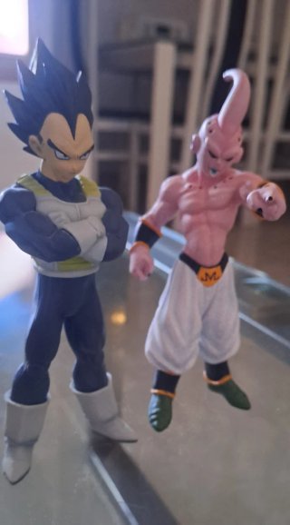 2 muñecos Funko Pop y 1 majin boo y 1 Vegeta