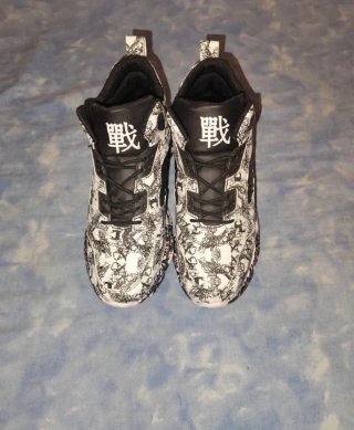 Zapatos deportivos blancos y negros