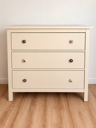 Cómoda beige restaurada