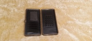 Cartera de mano negra para eventos.