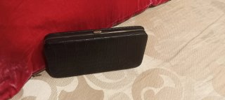 Cartera de mano negra para eventos.