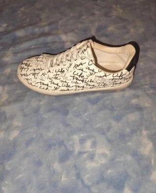 Zapatos blancos con estampado de letras