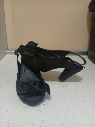 Zapatos de fiesta negros con lazo