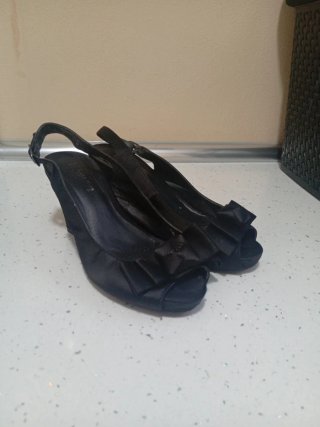 Zapatos de fiesta negros con lazo